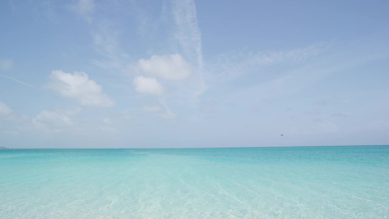 日光浴女人放松比基尼日光浴在加勒比海滩夏季度假旅游目的地。性感的亚洲女性与苗条的身体为减肥概念。视频素材