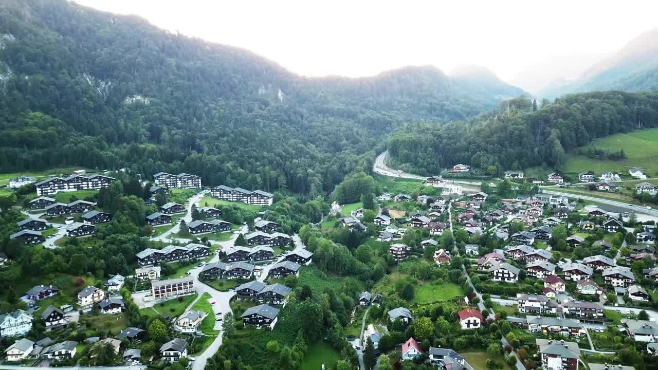 鸟瞰图圣吉尔根沃尔夫冈湖奥地利无人机飞行视频素材