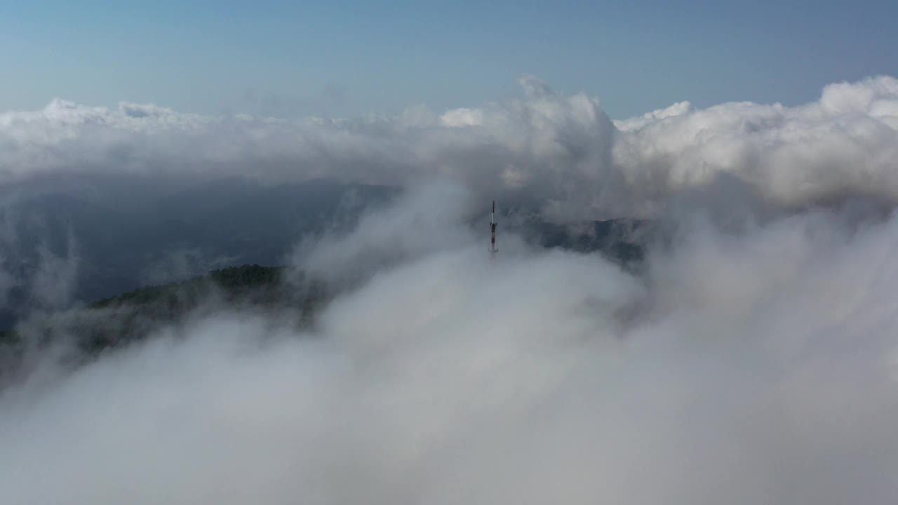 云朵飘过群山的4k镜头。视频素材