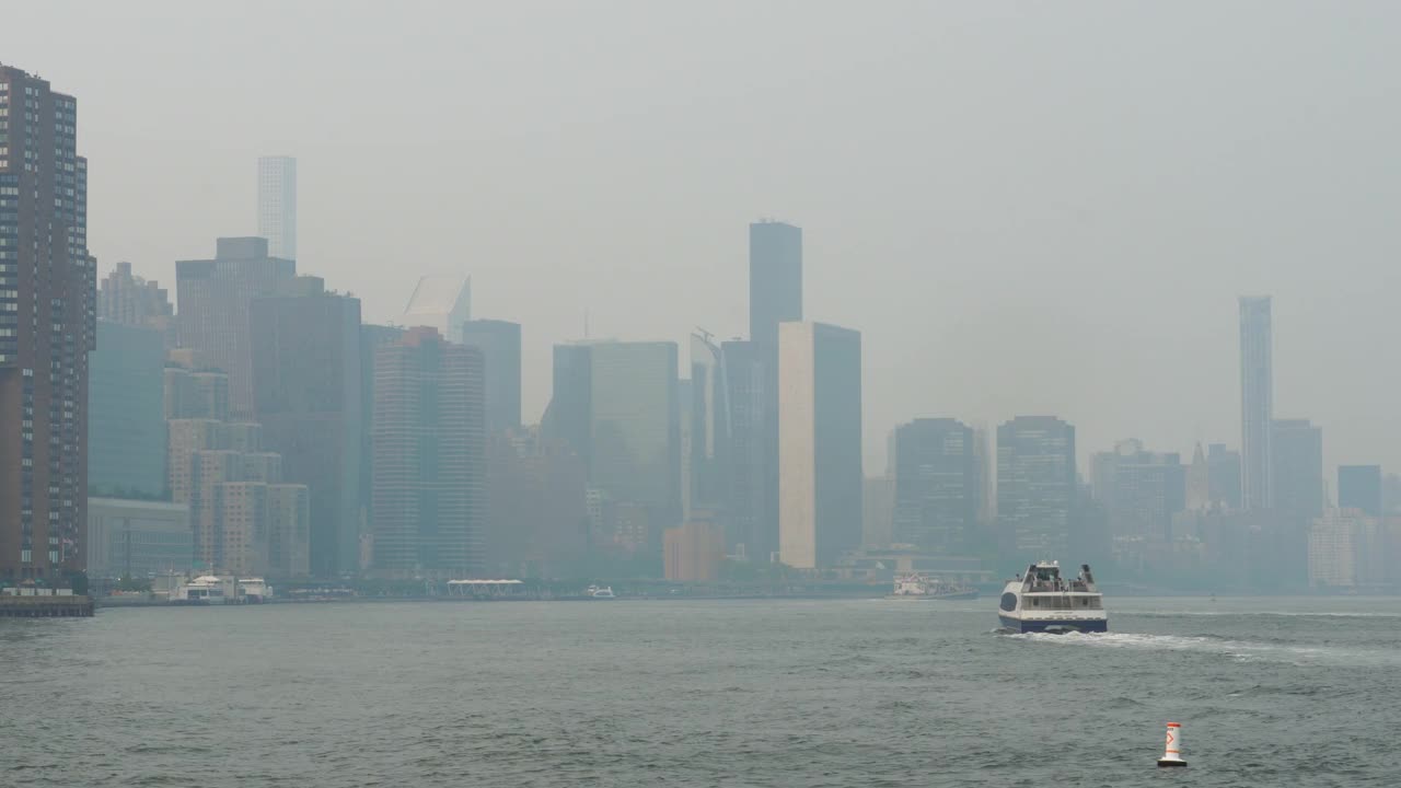 美国西部野火的烟雾到达了纽约市视频素材