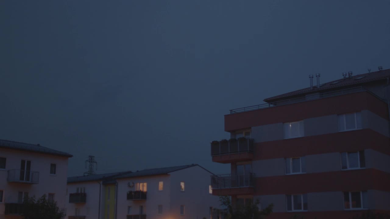 雷暴在城市。闪电在房子上方的天空中闪烁。多雨的天气。视频素材