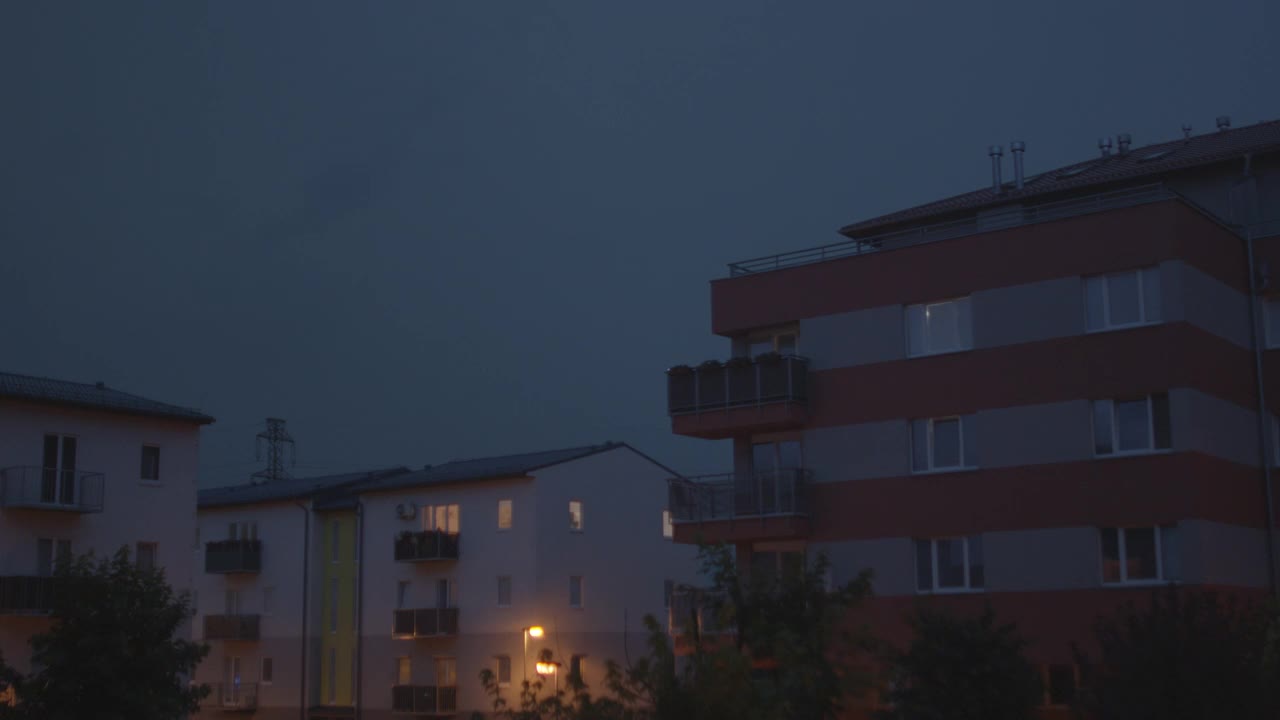 闪电在天空中闪烁。城市里开始下雨了。视频素材