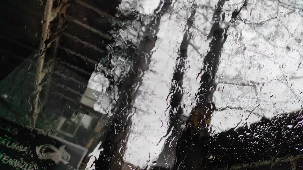 大雨落在车窗上视频素材