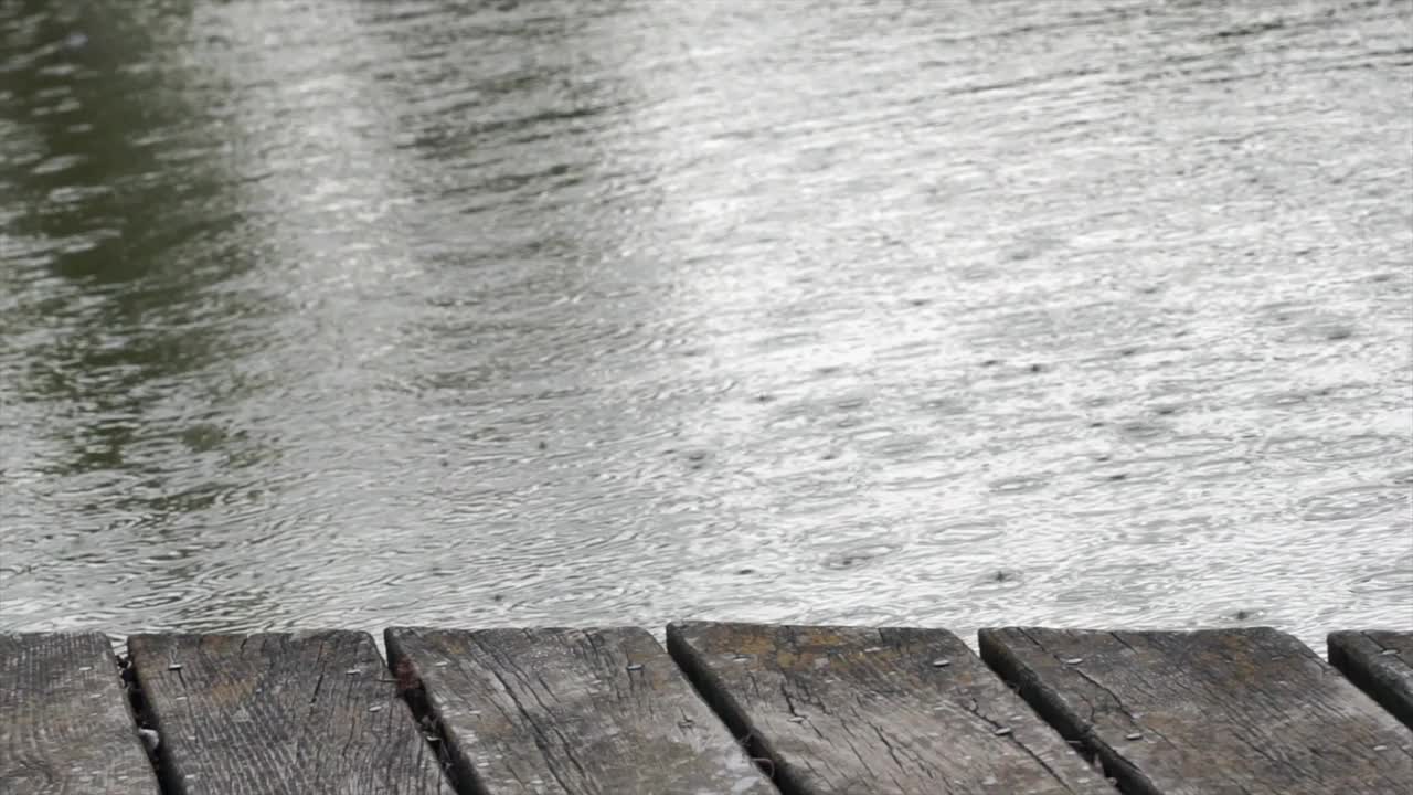 雨滴慢慢地滴在湿地上视频素材