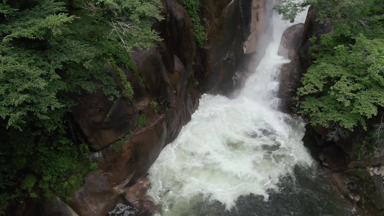 鸟瞰日本最美丽的山谷——Shosenkyo(迷你台山)视频素材