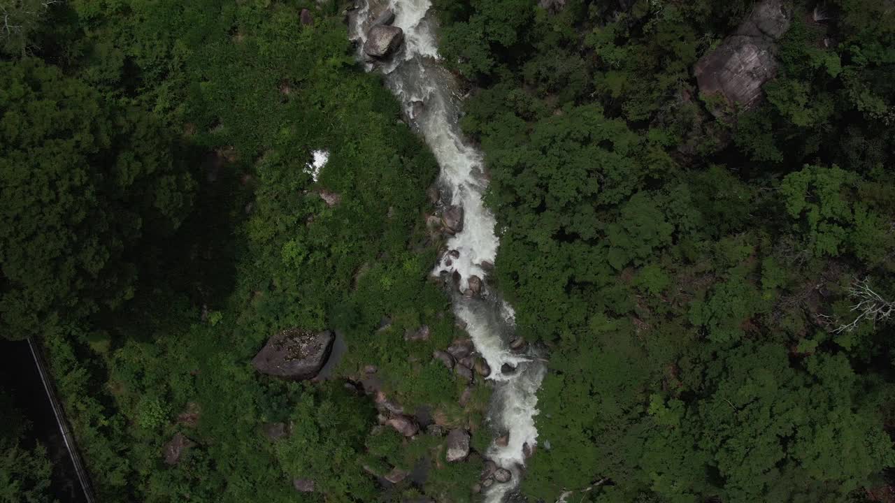 鸟瞰日本最美丽的山谷——Shosenkyo(迷你台山)视频素材