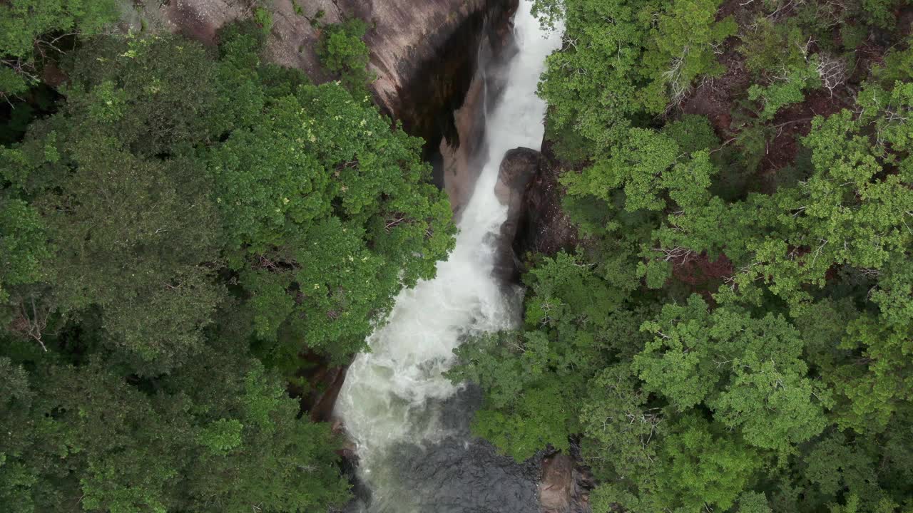 鸟瞰日本最美丽的山谷——Shosenkyo(迷你台山)视频素材