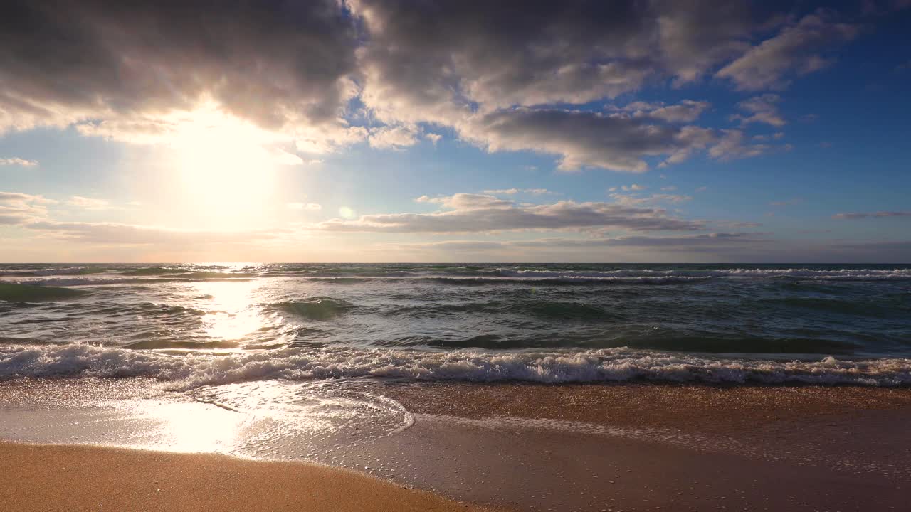 海浪和日出在异国的岛屿海滩。颜色海云。视频素材