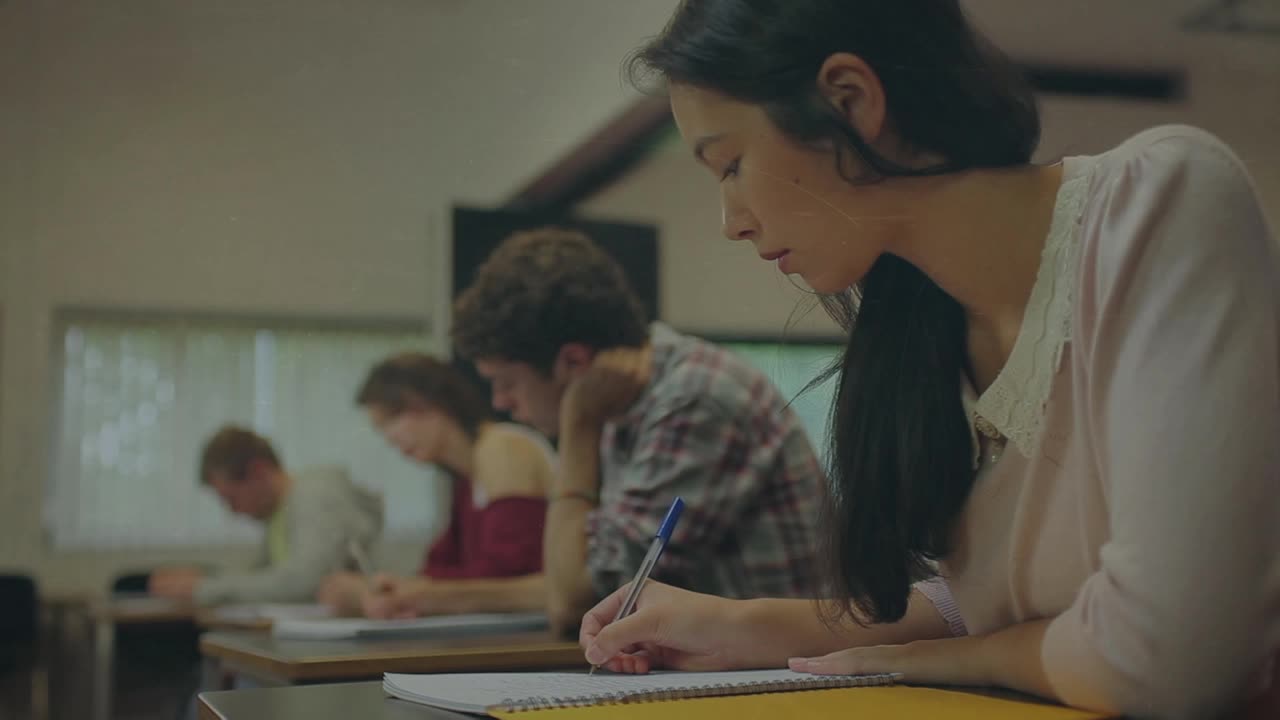 动画学校项目图标在学生在教室视频素材