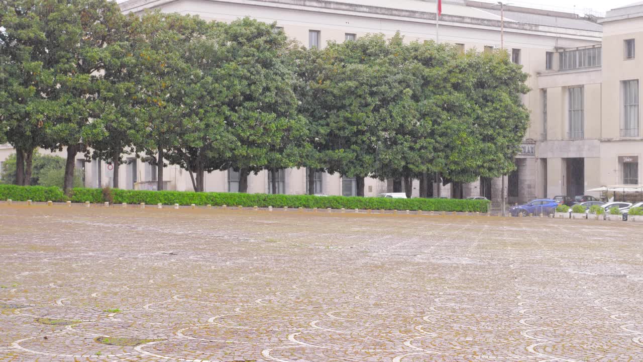 一个年轻的盲人和他的朋友撑着伞在雨中行走视频素材