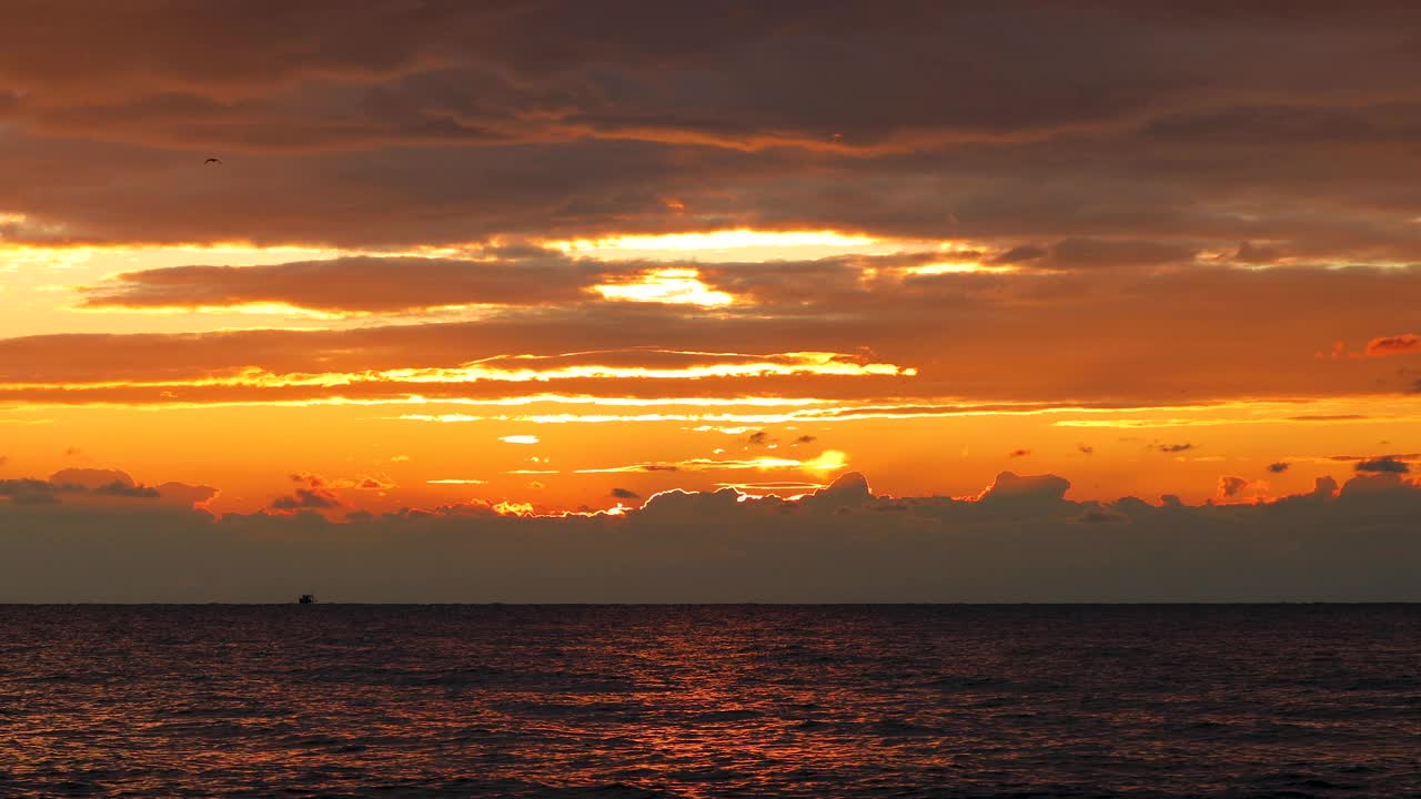 海洋海滩日出。海浪上美丽的云景视频素材