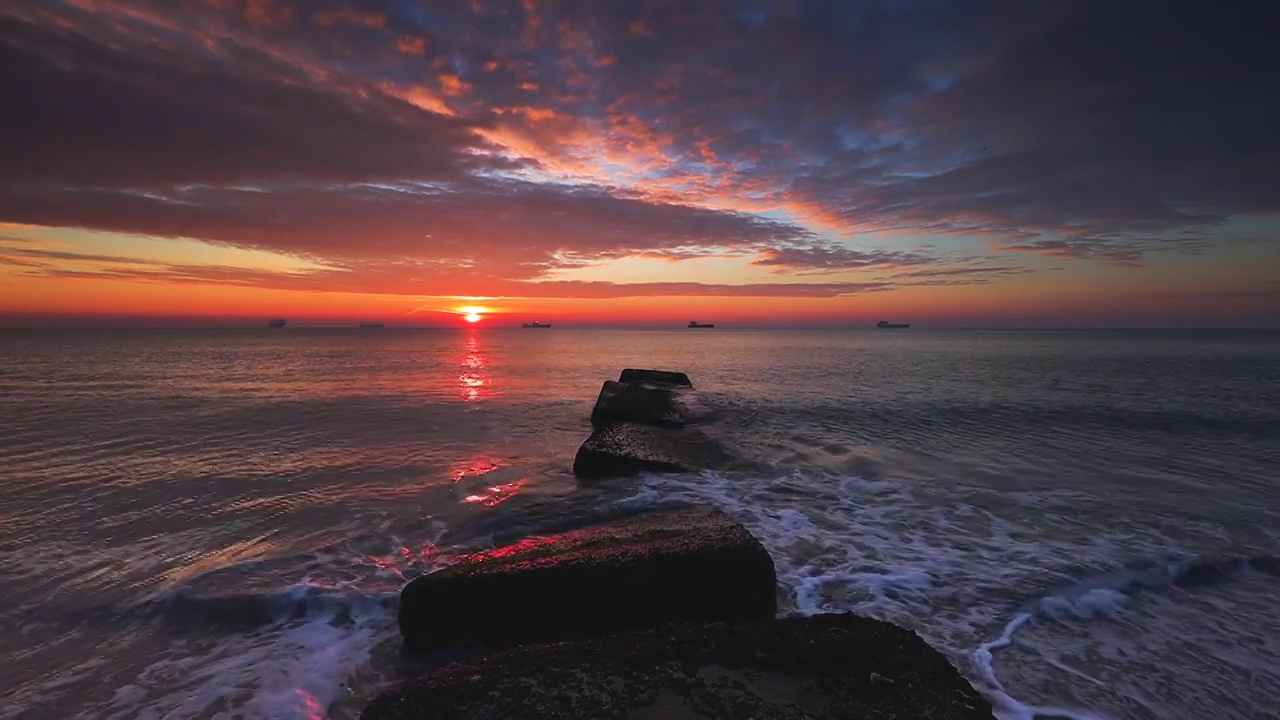 海上美丽的日出。岛屿和海浪。视频素材