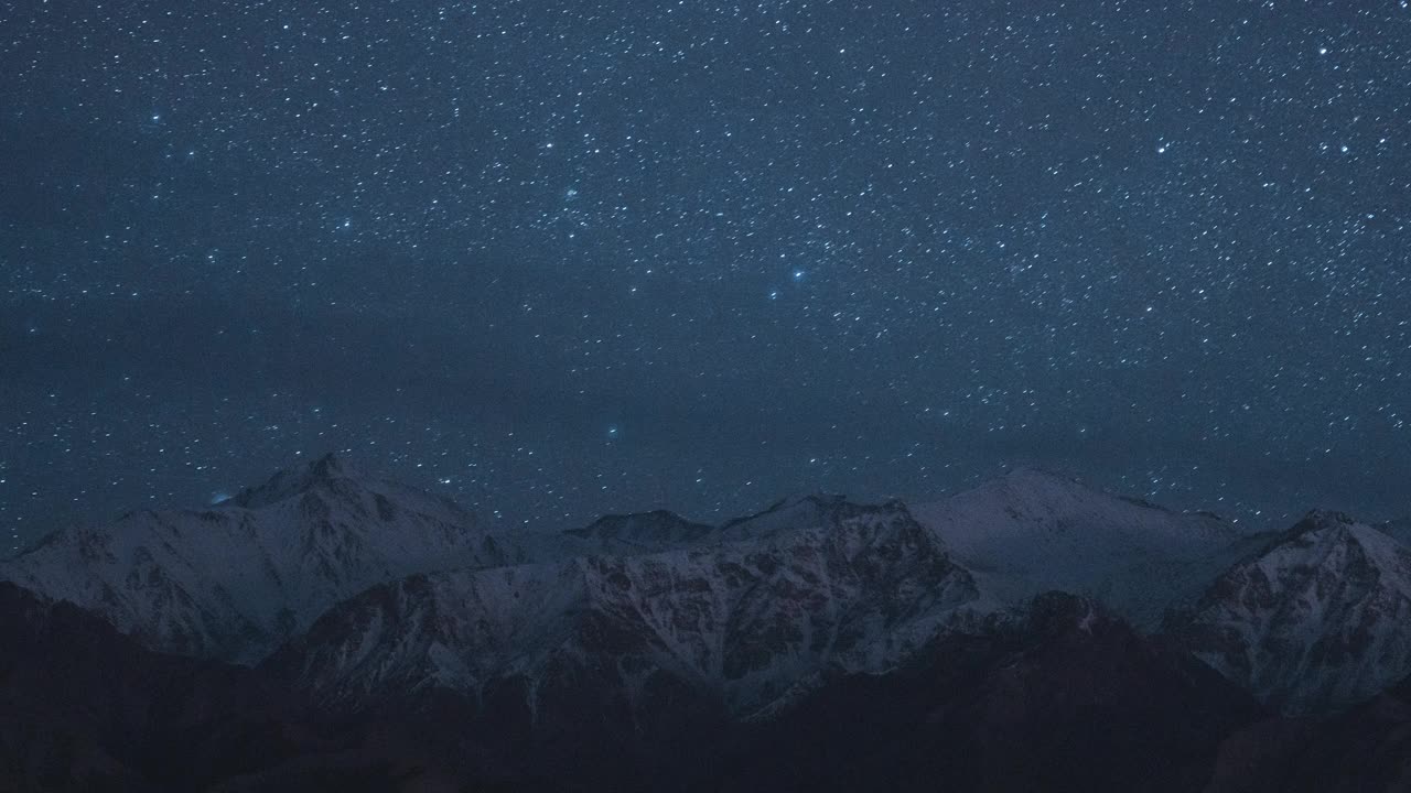 夜间雪山上空的夜空视频素材