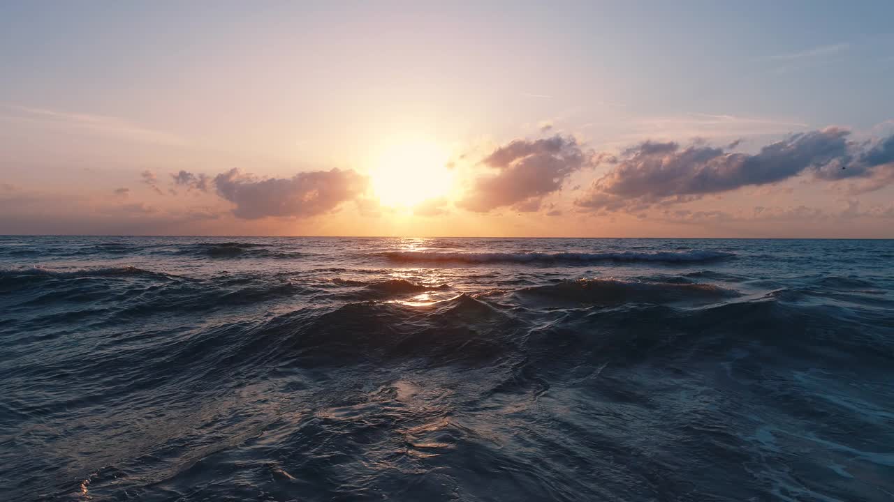 海浪和日出在异国的岛屿海滩。颜色海云。视频素材