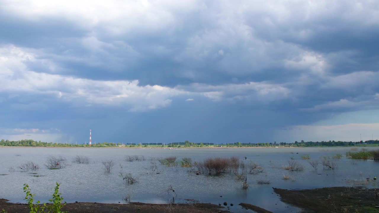 时隐时现的风景，移动的云朵在雨来临前挡住了水库的堤坝，大自然中的大江视频素材