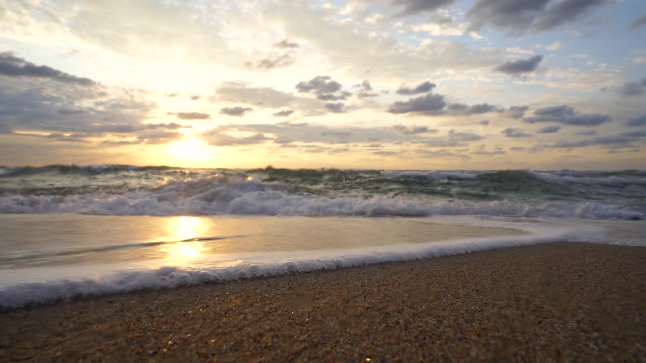 海浪和日出在异国的岛屿海滩。水淹没了海岸和相机视频素材