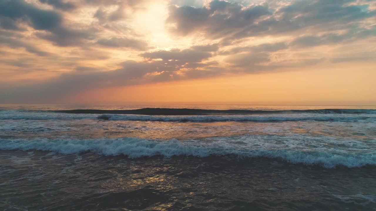 海洋海滩日出。海浪上美丽的云景视频素材