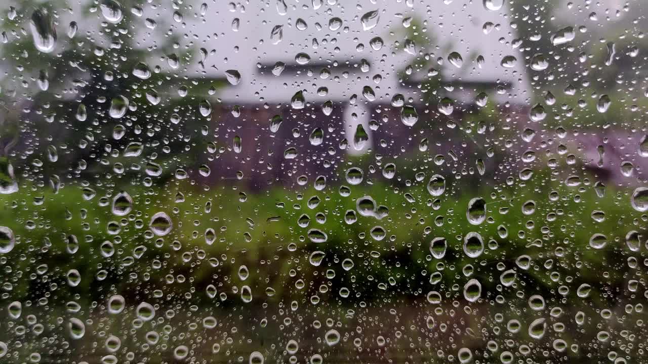 雨落在窗户上。雨点落在窗玻璃上视频素材