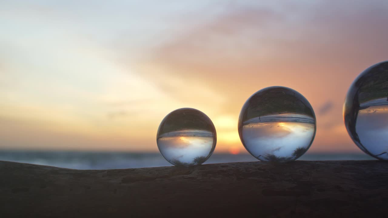 神奇美丽的天空日落在水晶球。视频素材