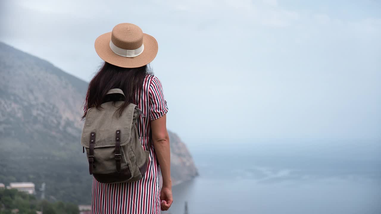 背视背包客旅行女人欣赏自然风光，山，海，放松自由视频素材