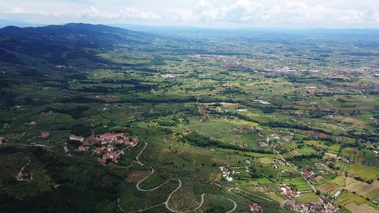 鸟瞰图monsummano term意大利托斯卡纳夏季无人机飞行视频素材