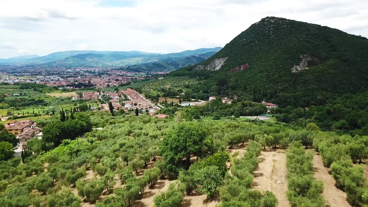 鸟瞰图monsummano term意大利托斯卡纳夏季无人机飞行视频素材