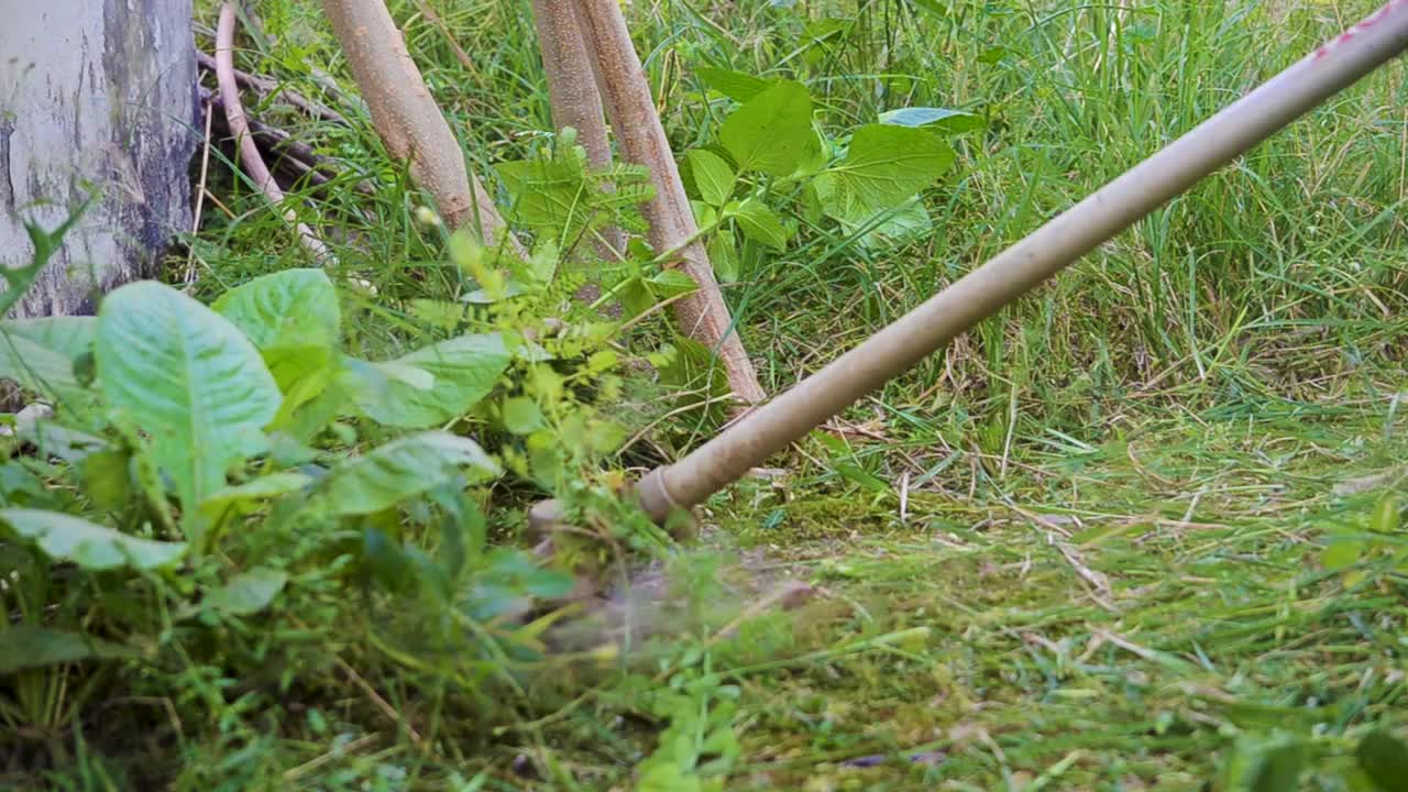 割草机刀片割草/杂草的特写视频视频素材