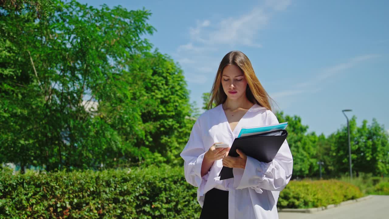 自信的女商人站在外面侃侃而谈视频素材