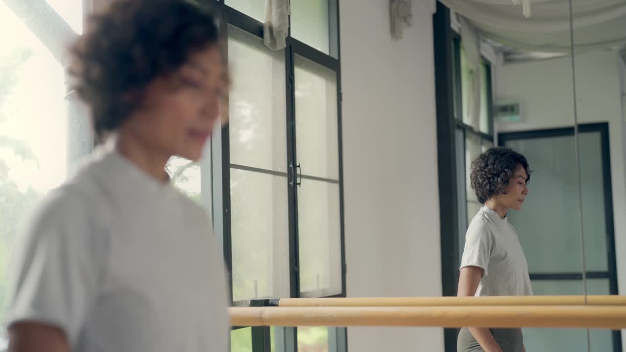 4K亚洲女人独自在家练瑜伽。视频素材
