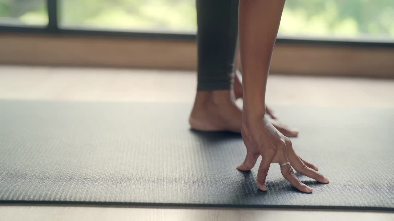 4K亚洲女人独自在家练瑜伽。视频素材