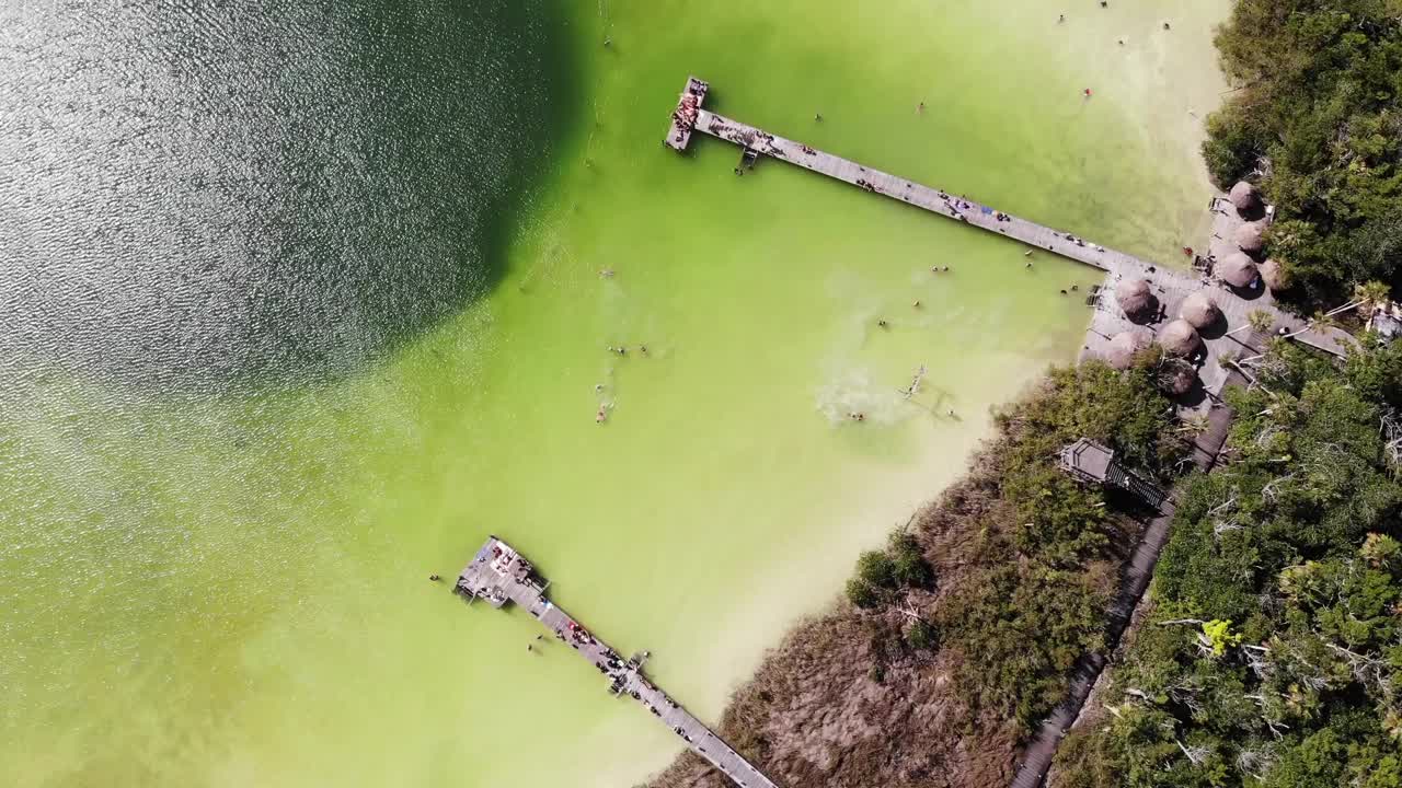 一个里面有一个很深的天然井的大湖。视频下载