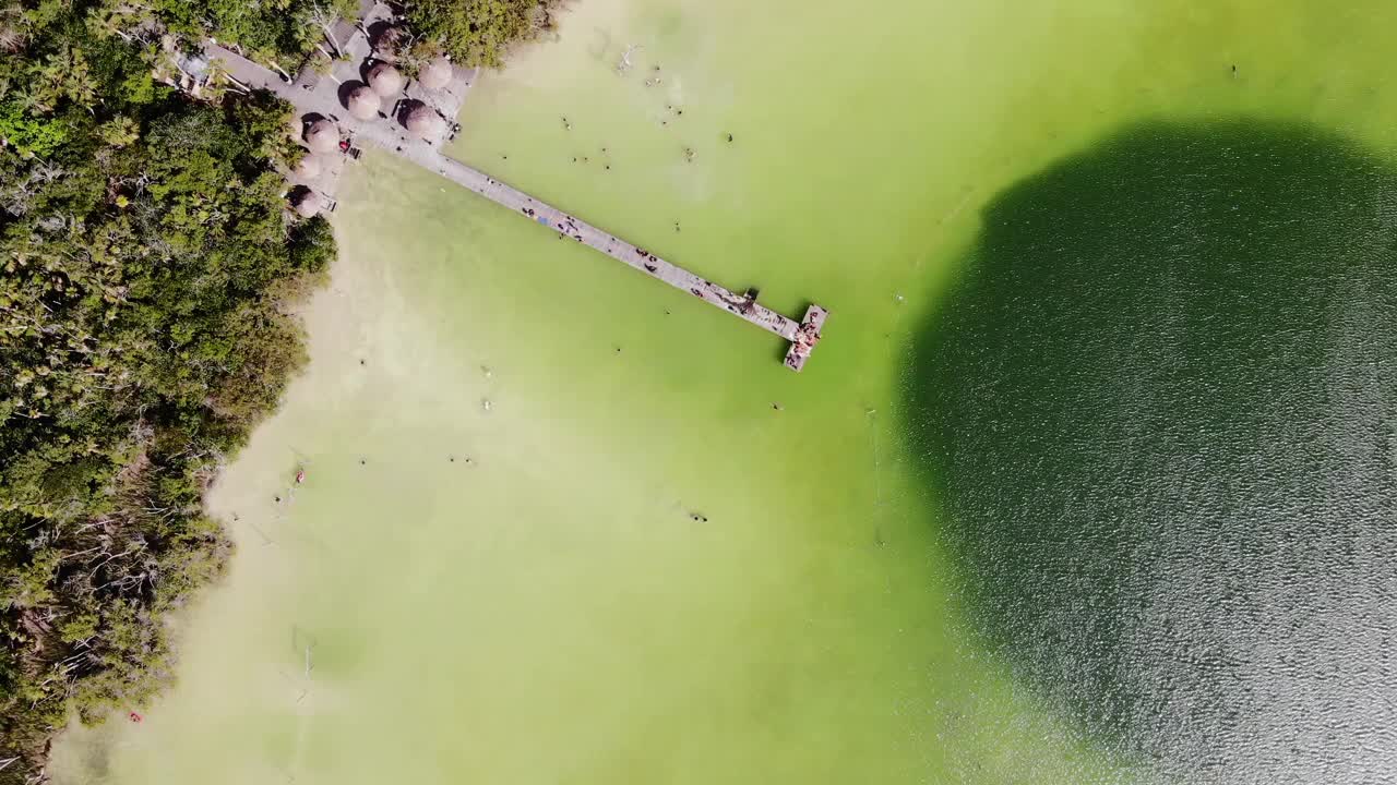 一个里面有一个很深的天然井的大湖。视频素材