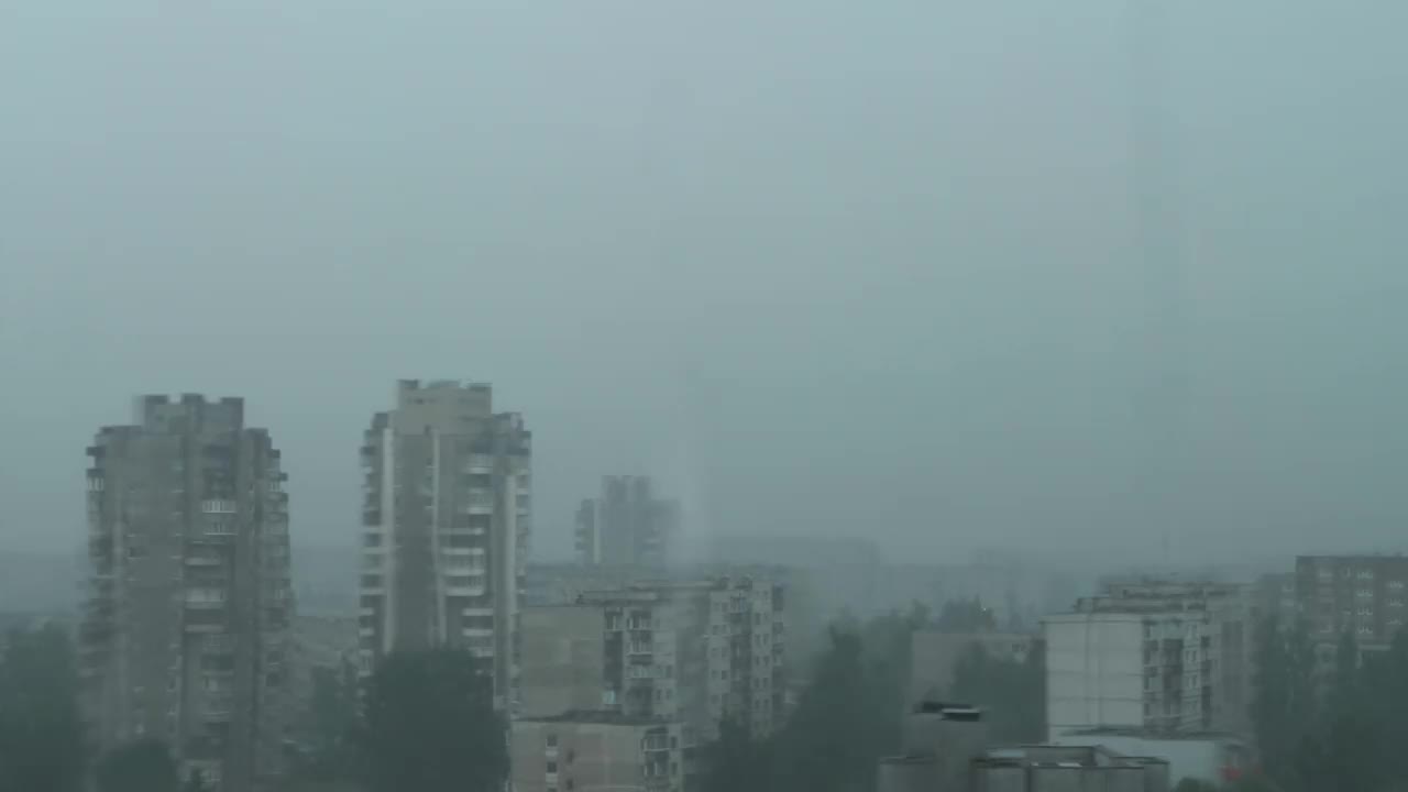 暴雨期间，大雨敲打着窗户玻璃，城市里下着大雨视频素材