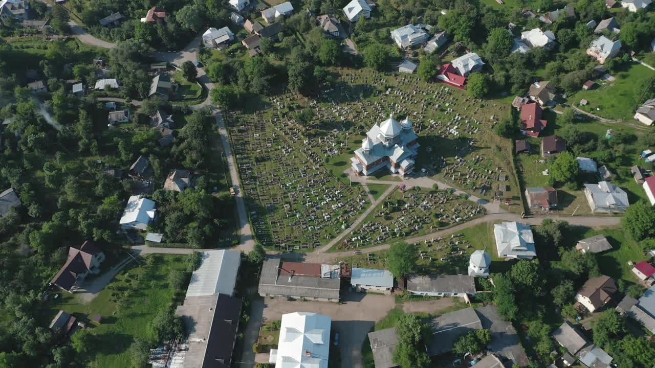 乡村教堂和墓地的鸟瞰图。视频素材