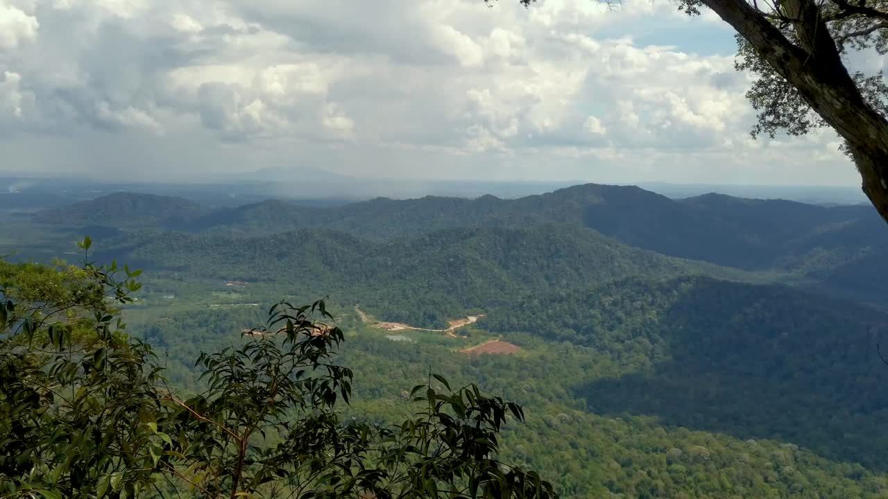 马来西亚古农潘提热带雨林的空中拍摄。山、峰、崖、石、岭、景、绿草、天、云、自然、未开垦的自然，从山顶眺望视频素材