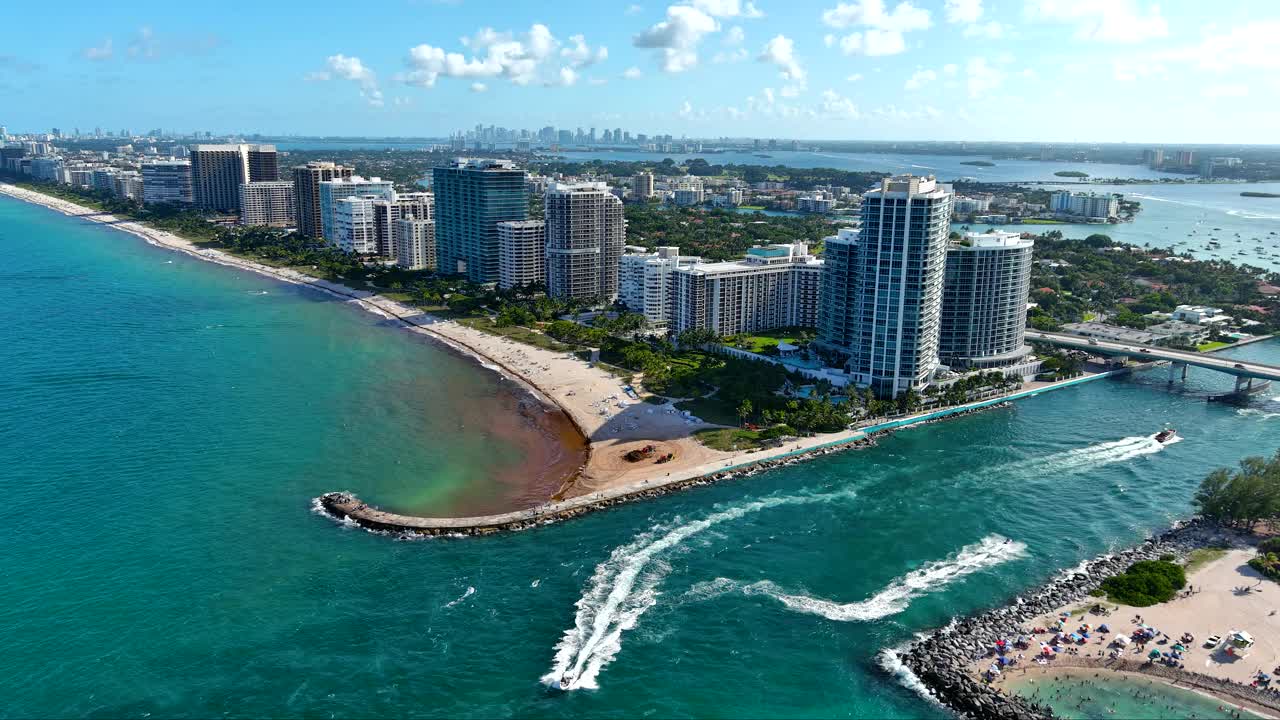 在巴尔港的海岸线和海滩的空中飞行视频素材