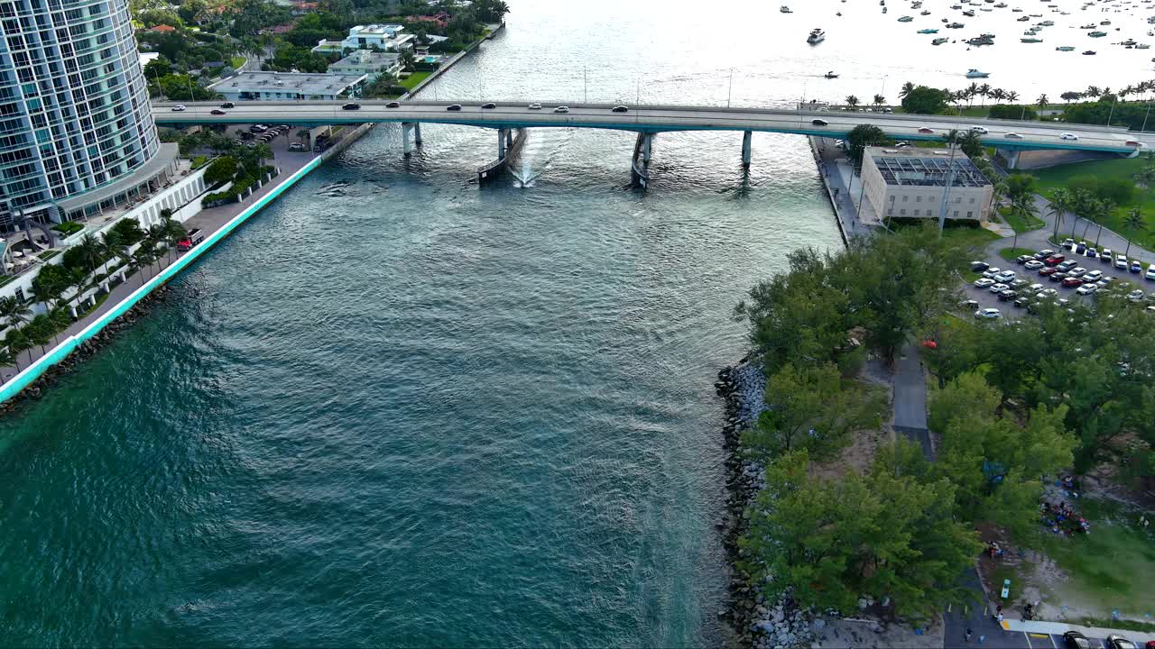 空中电梯上升到Halover海滩入口桥和西景视频素材