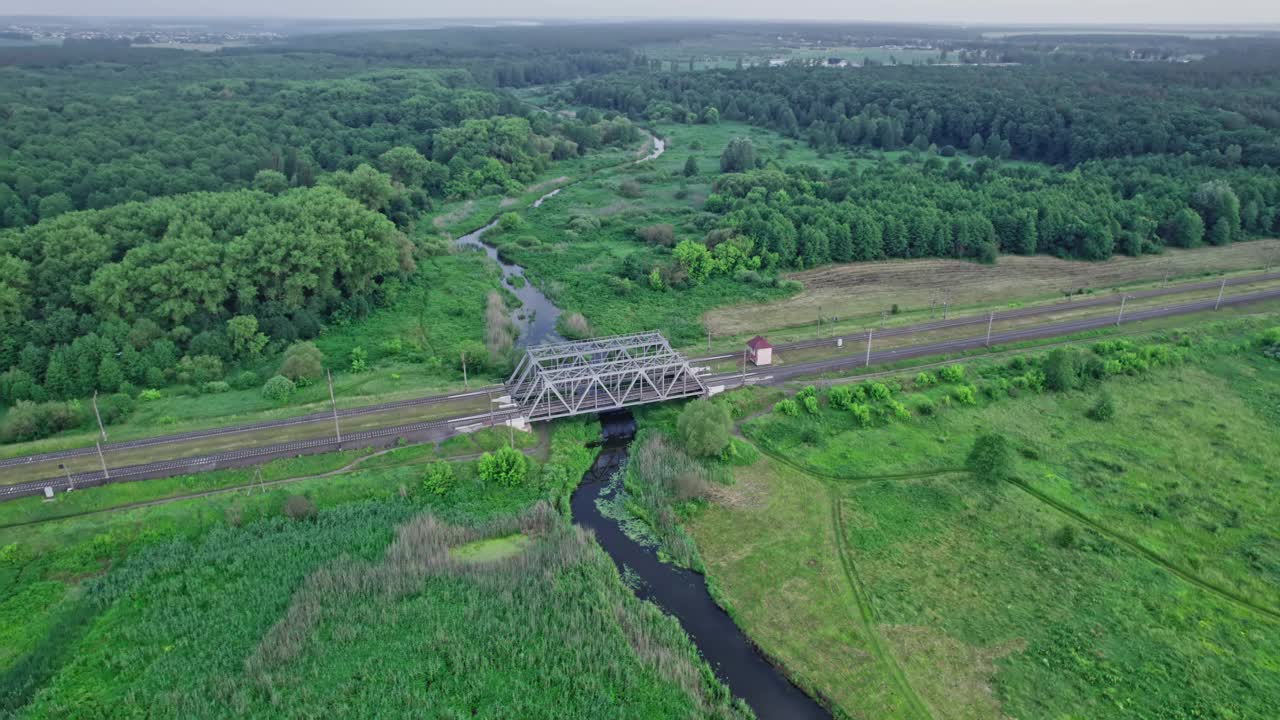 凌晨俯瞰跨江铁路桥视频素材