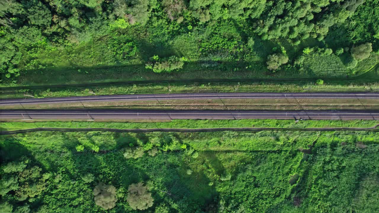 河上铁路桥，俯视图视频素材