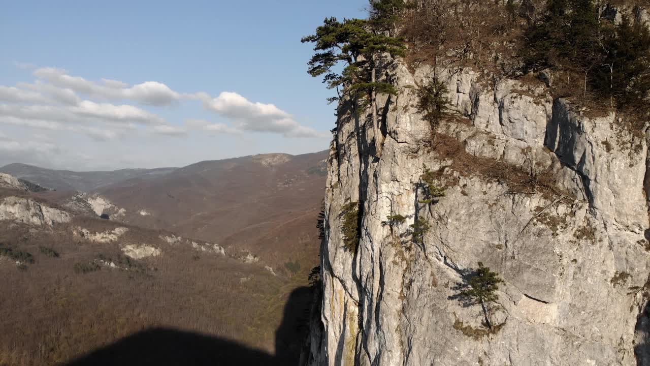 难以置信的高度的岩石。从鸟瞰群山。惊人的美景。视频素材