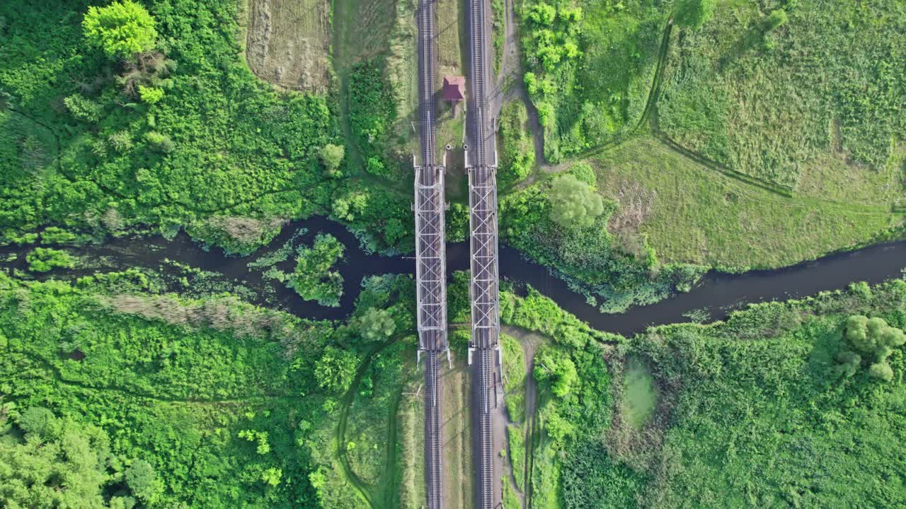 金属铁路桥横跨河上视频素材