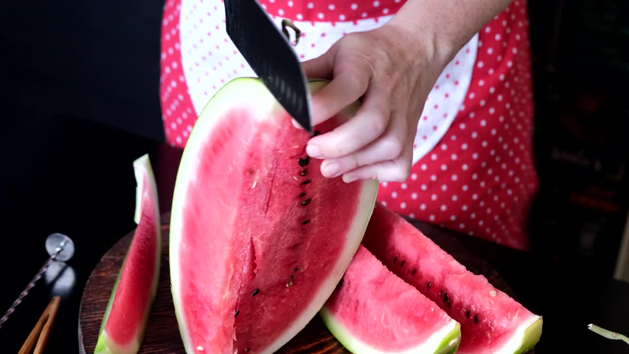 用西瓜，红浆果和非乳制品生奶油制作健康的素食甜点视频素材