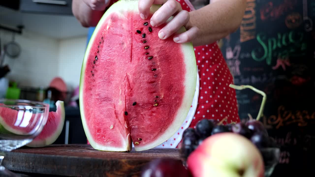 用西瓜，红浆果和非乳制品生奶油制作健康的素食甜点视频素材