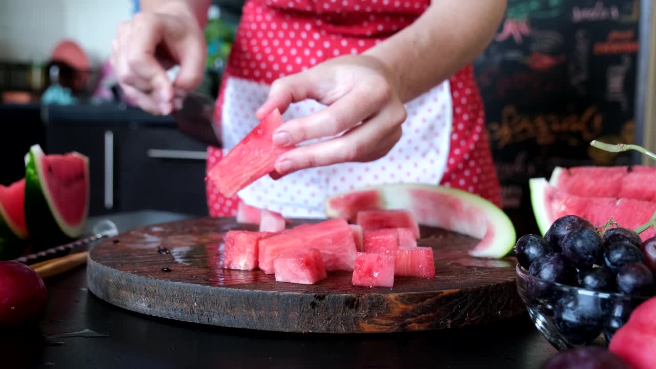 用西瓜，红浆果和非乳制品生奶油制作健康的素食甜点视频素材