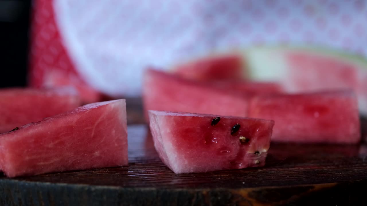 用西瓜，红浆果和非乳制品生奶油制作健康的素食甜点视频素材