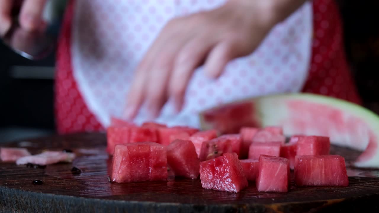 用西瓜，红浆果和非乳制品生奶油制作健康的素食甜点视频素材