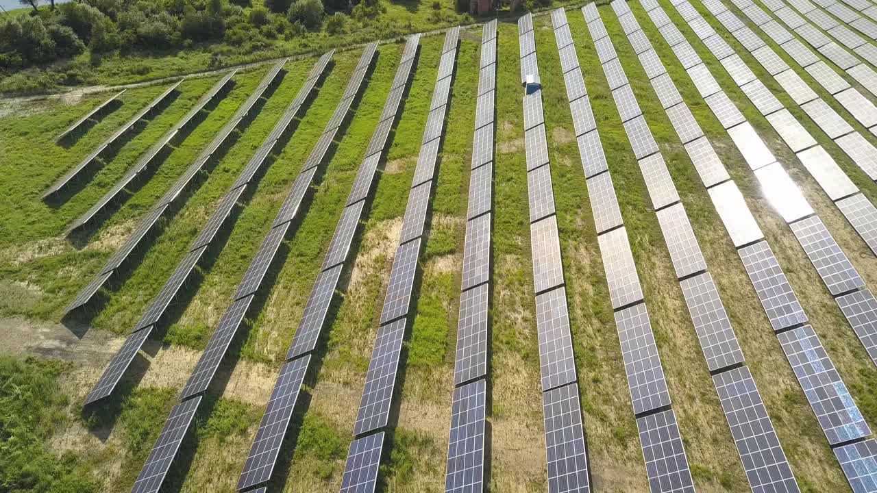 太阳能发电厂的鸟瞰图。生产清洁生态能源的光电板。视频素材