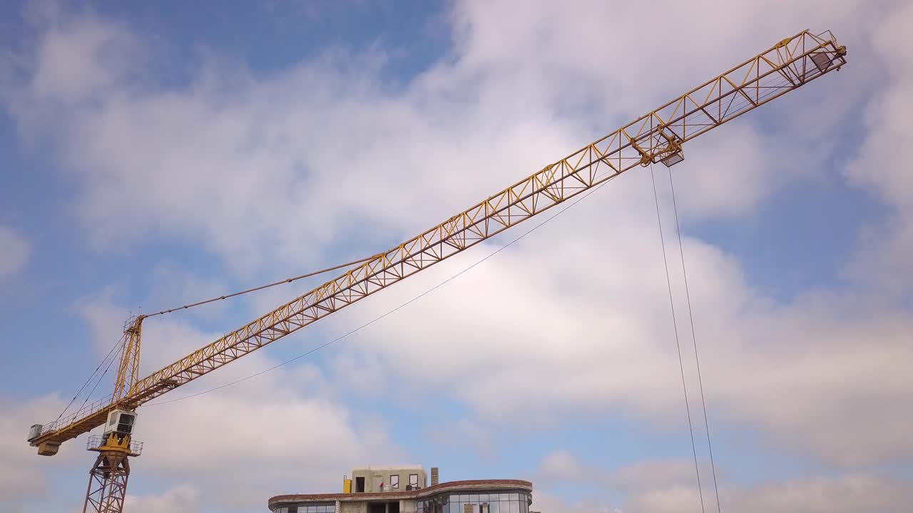 新建住宅施工现场的高工业塔吊。视频素材