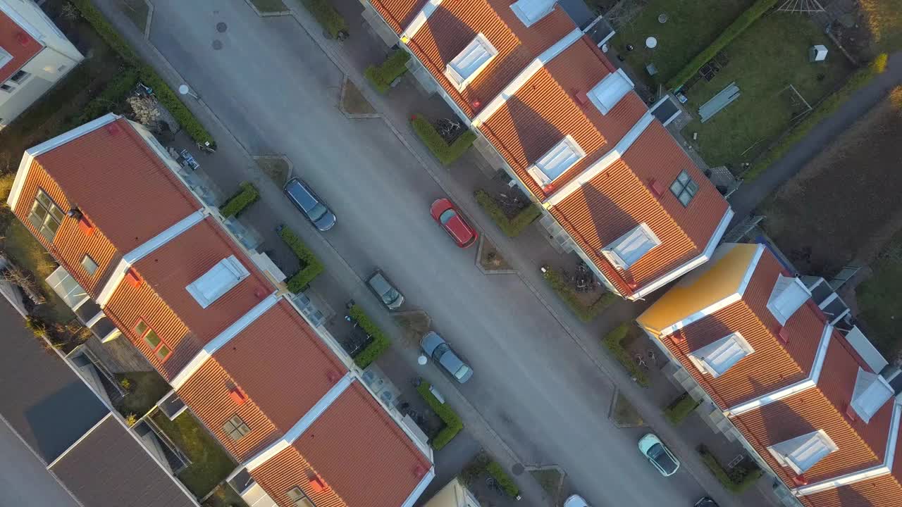 鸟瞰图的郊区住宅和停放的汽车。视频素材