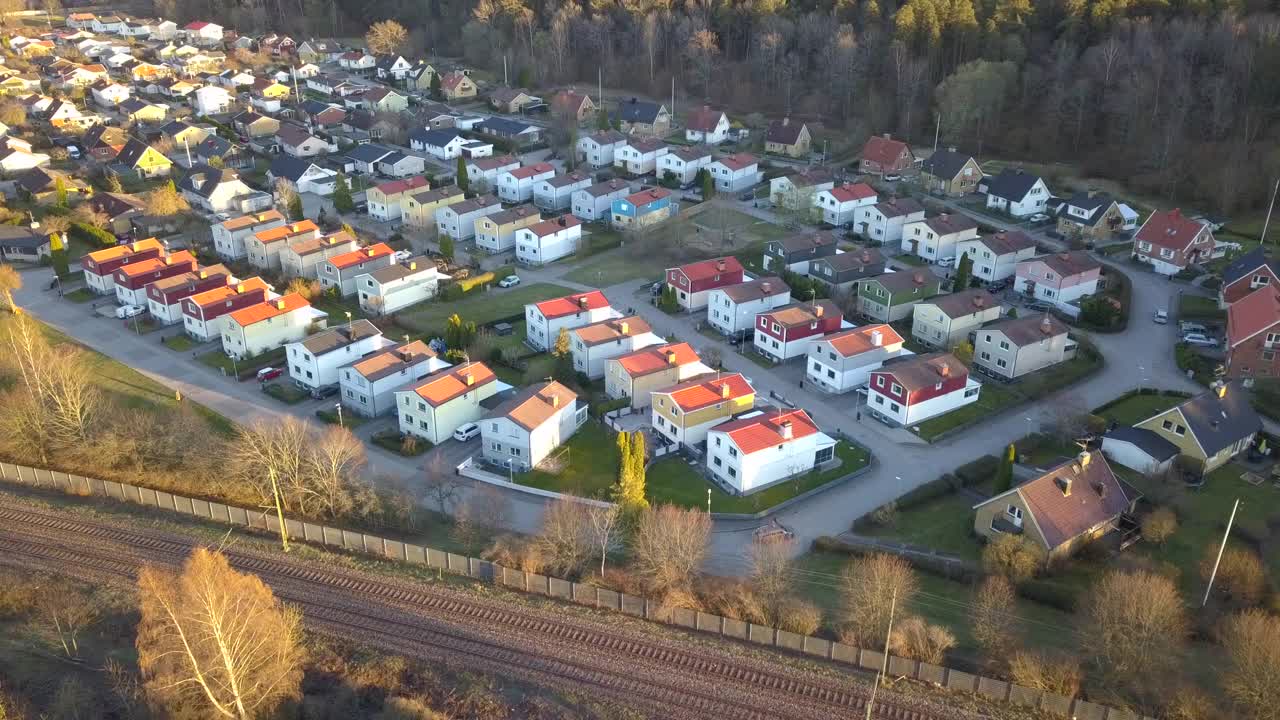 郊区住宅鸟瞰图。视频素材